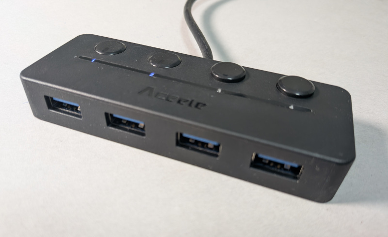 AceeleUSBハブのスイッチを入れたところ