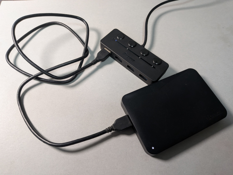 AceeleUSBハブと外付けHDDを接続したところ